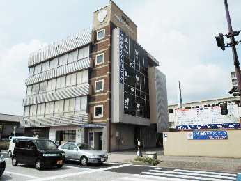 病院若戸大橋側からみたところ